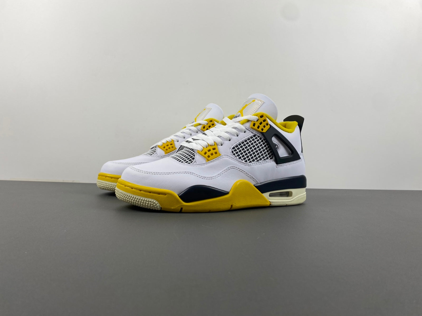 Air Jordan 4 Retro Vivid Sulfur (wmns)