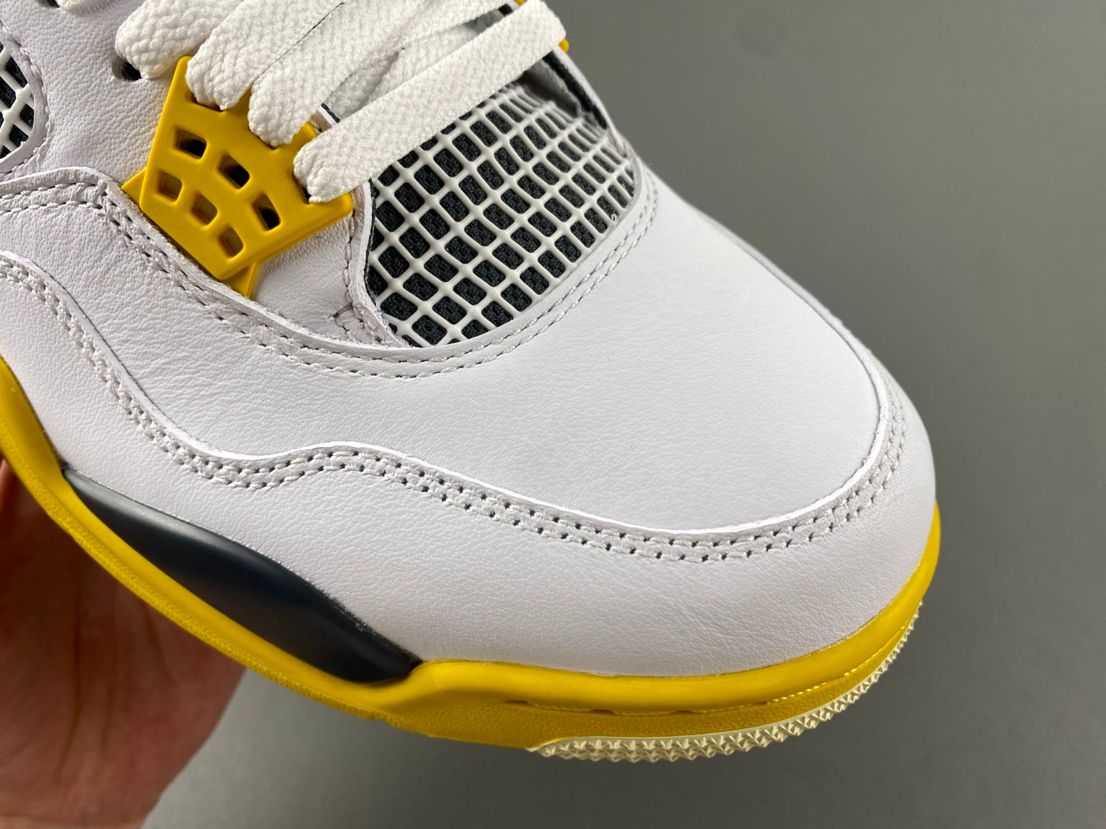 Air Jordan 4 Retro Vivid Sulfur (wmns)