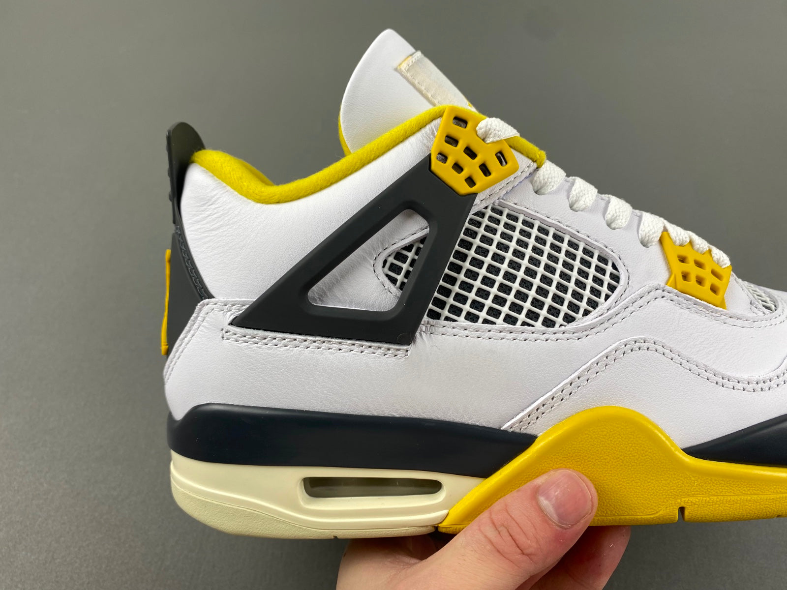 Air Jordan 4 Retro Vivid Sulfur (wmns)