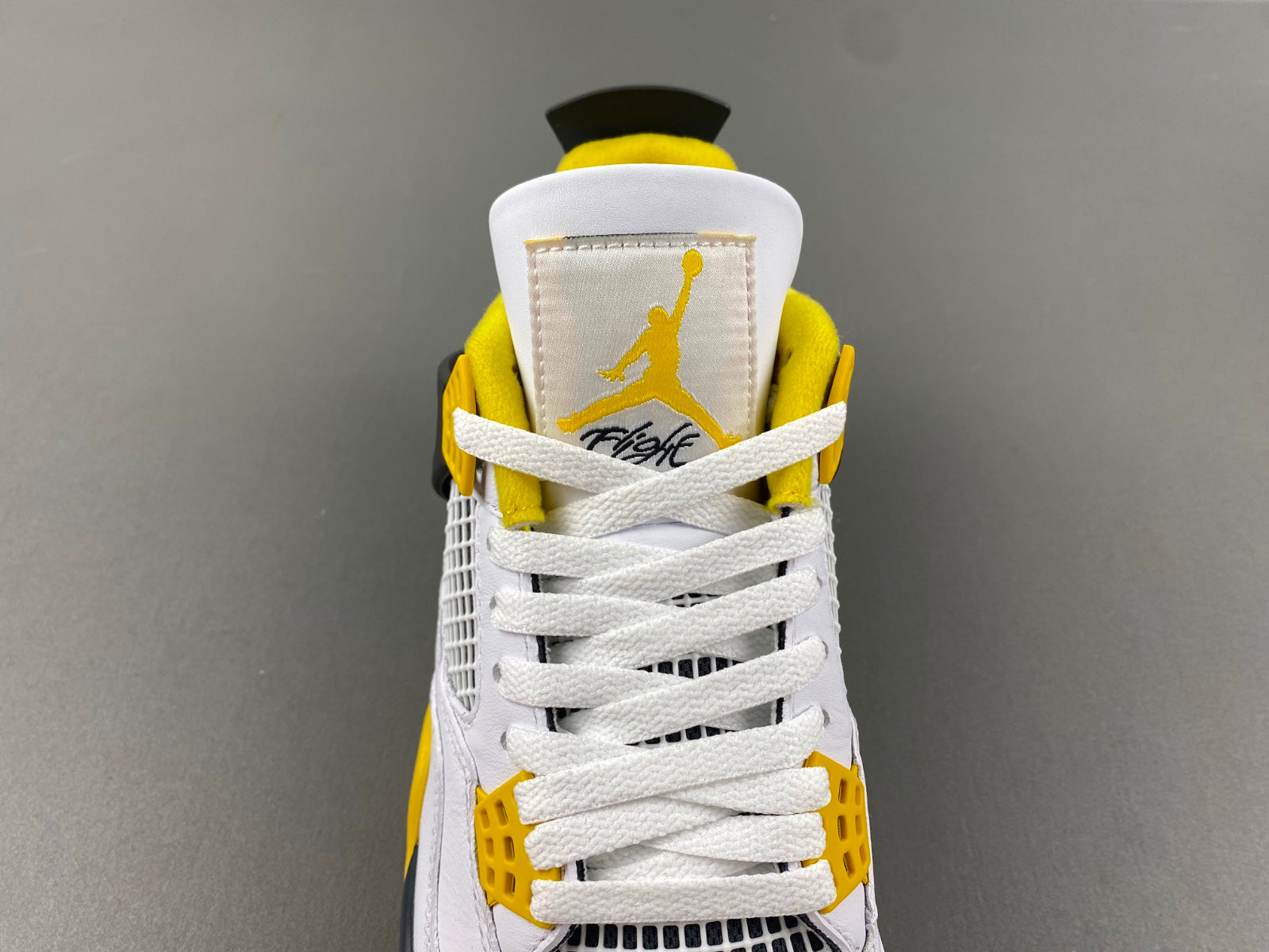 Air Jordan 4 Retro Vivid Sulfur (wmns)