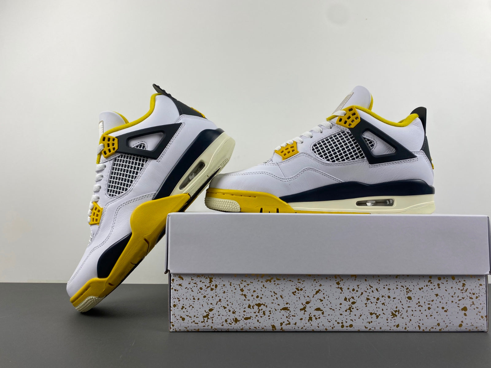 Air Jordan 4 Retro Vivid Sulfur (wmns)