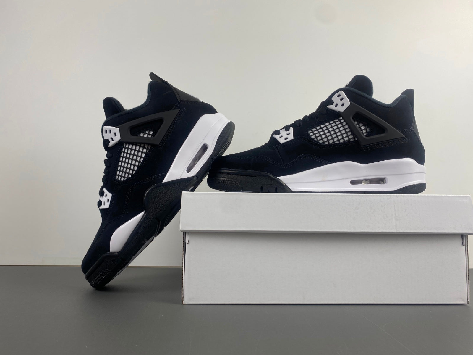 Air Jordan 4 Retro White Thunder