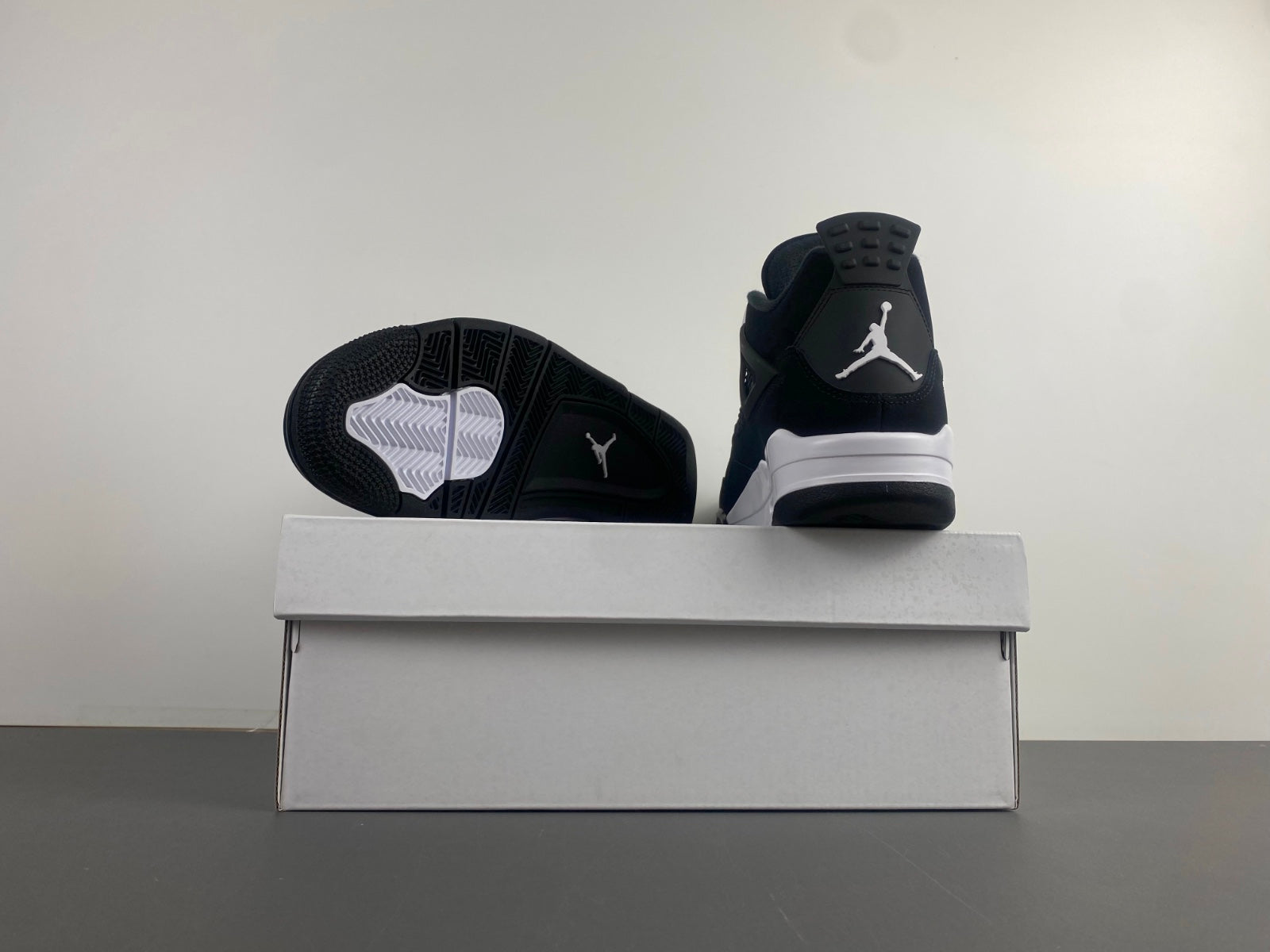 Air Jordan 4 Retro White Thunder