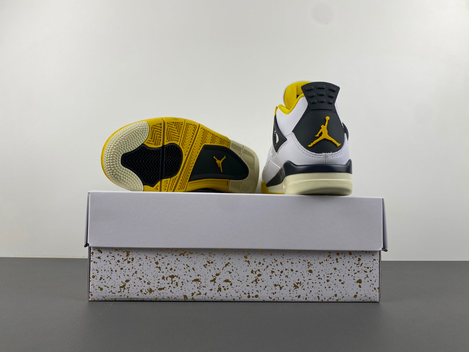 Air Jordan 4 Retro Vivid Sulfur (wmns)